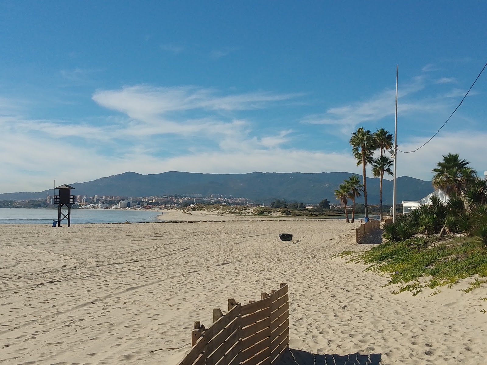 Foto von Playa De Palmones mit beiger sand Oberfläche