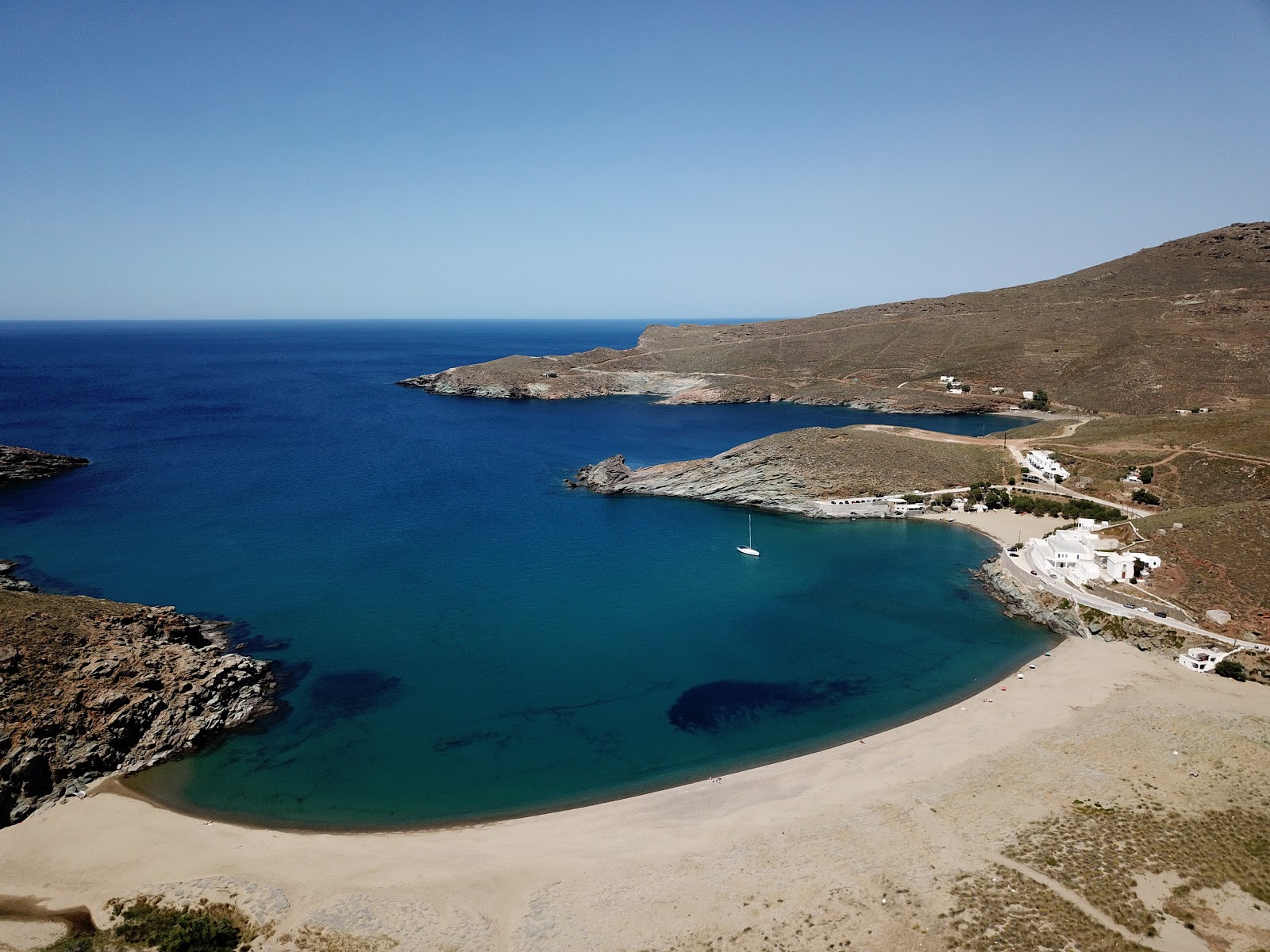 Foto de Praia de Kolimvithra com baía espaçosa