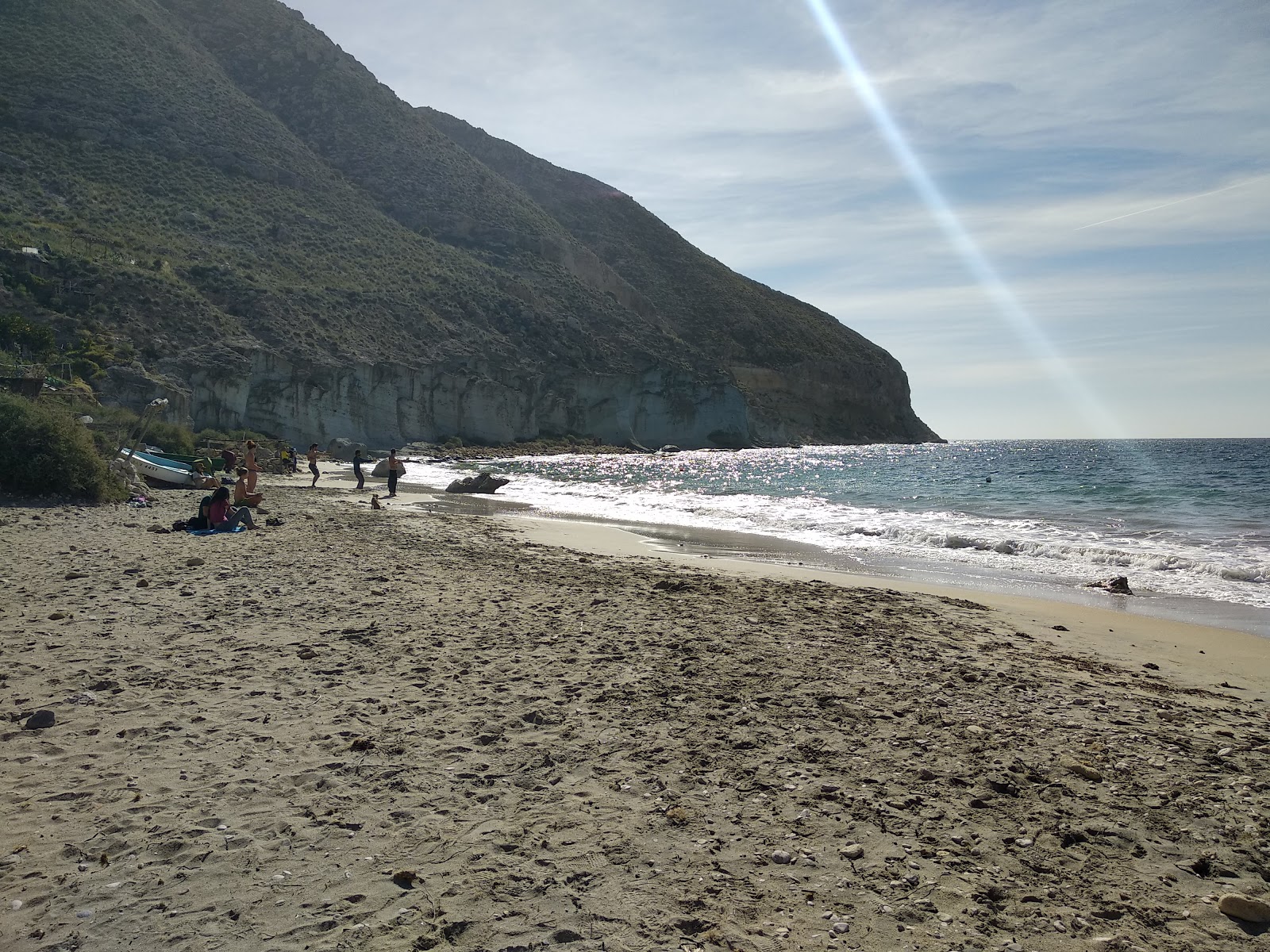 Foto di Cala San Pedro con parzialmente pulito livello di pulizia