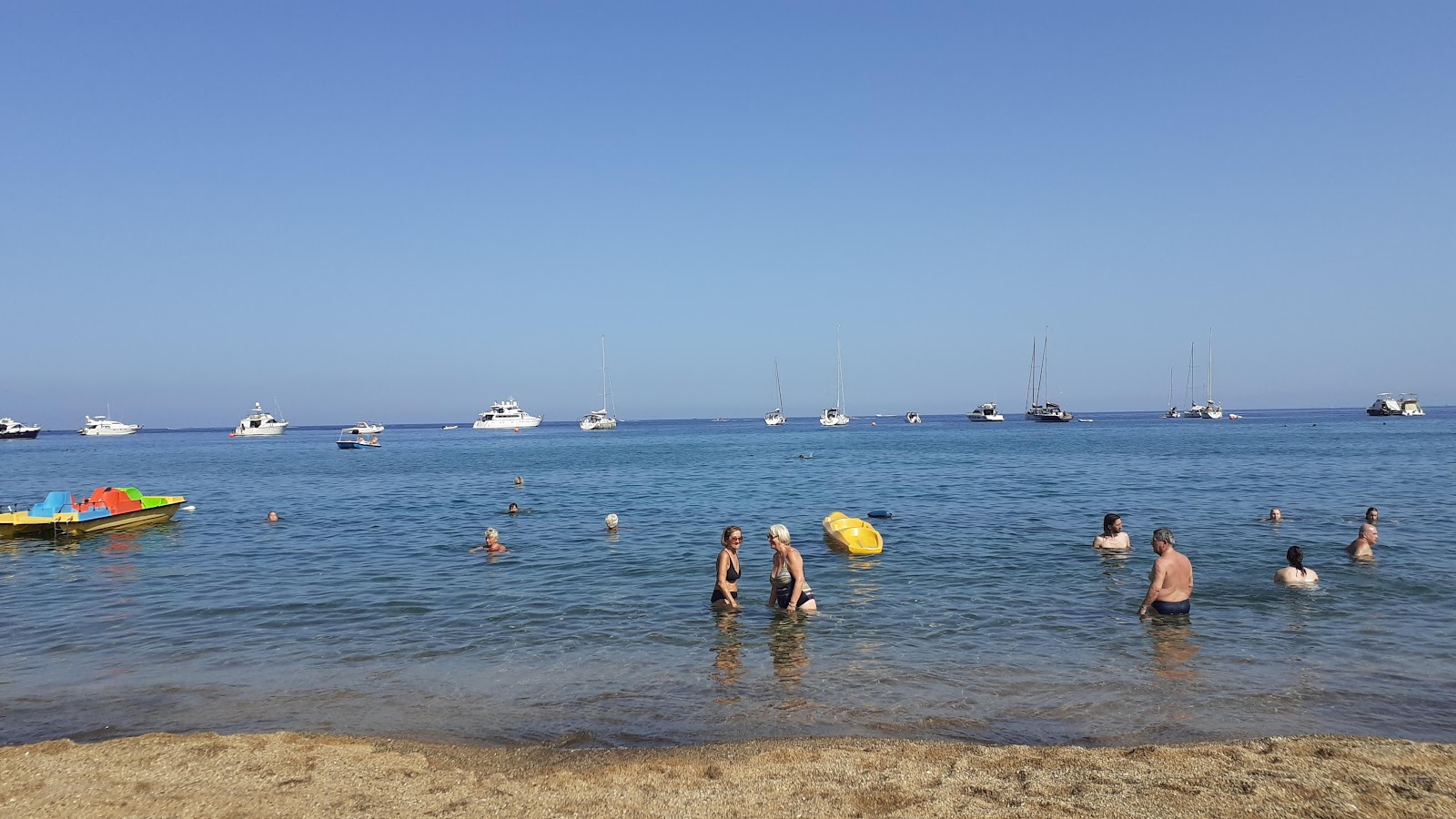 Bagno il Delfino Beach'in fotoğrafı uçurumlarla desteklenmiş