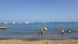 Bagno il Delfino Beach'in fotoğrafı uçurumlarla desteklenmiş