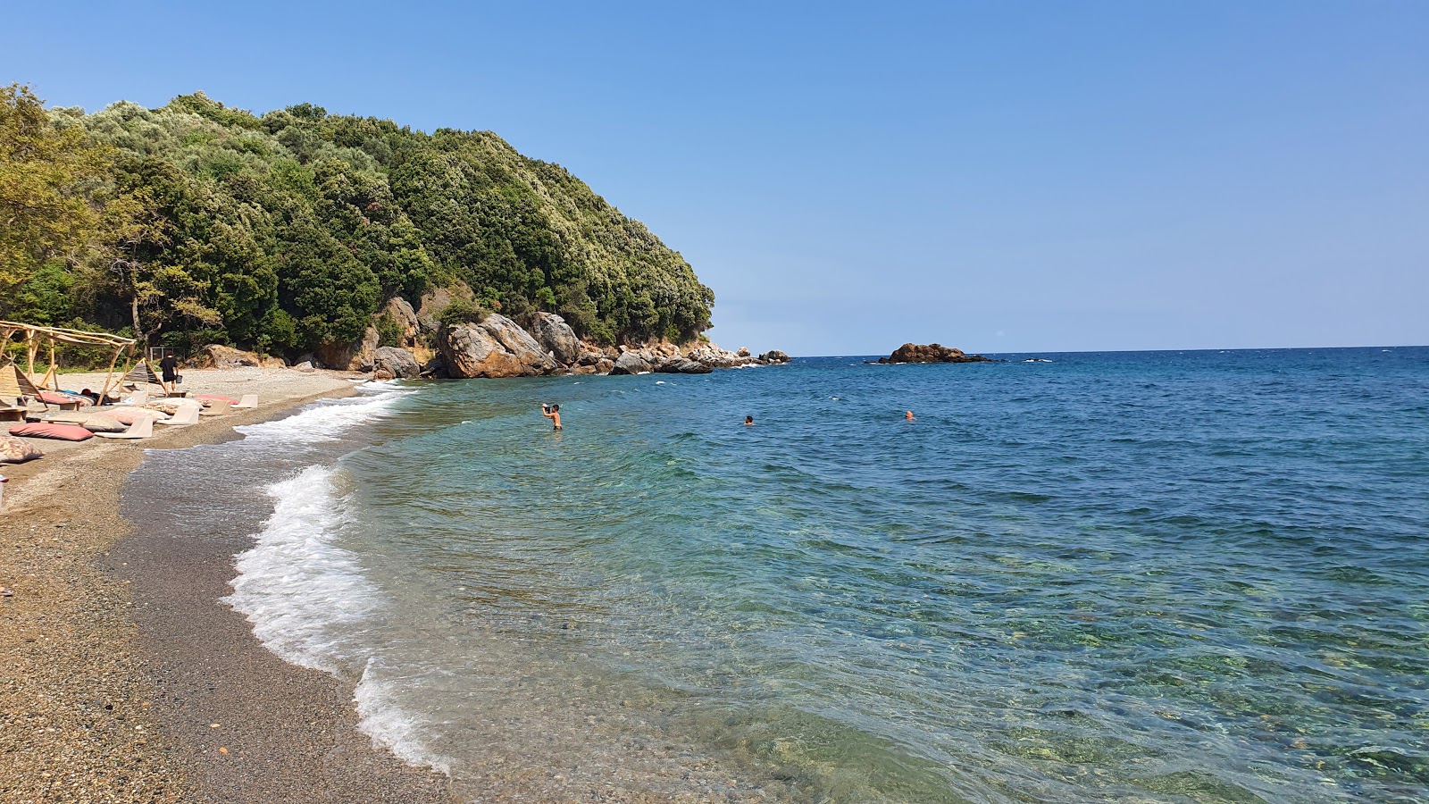 Fotografija Fisherman beach z kevyt hiekka ja kivi površino