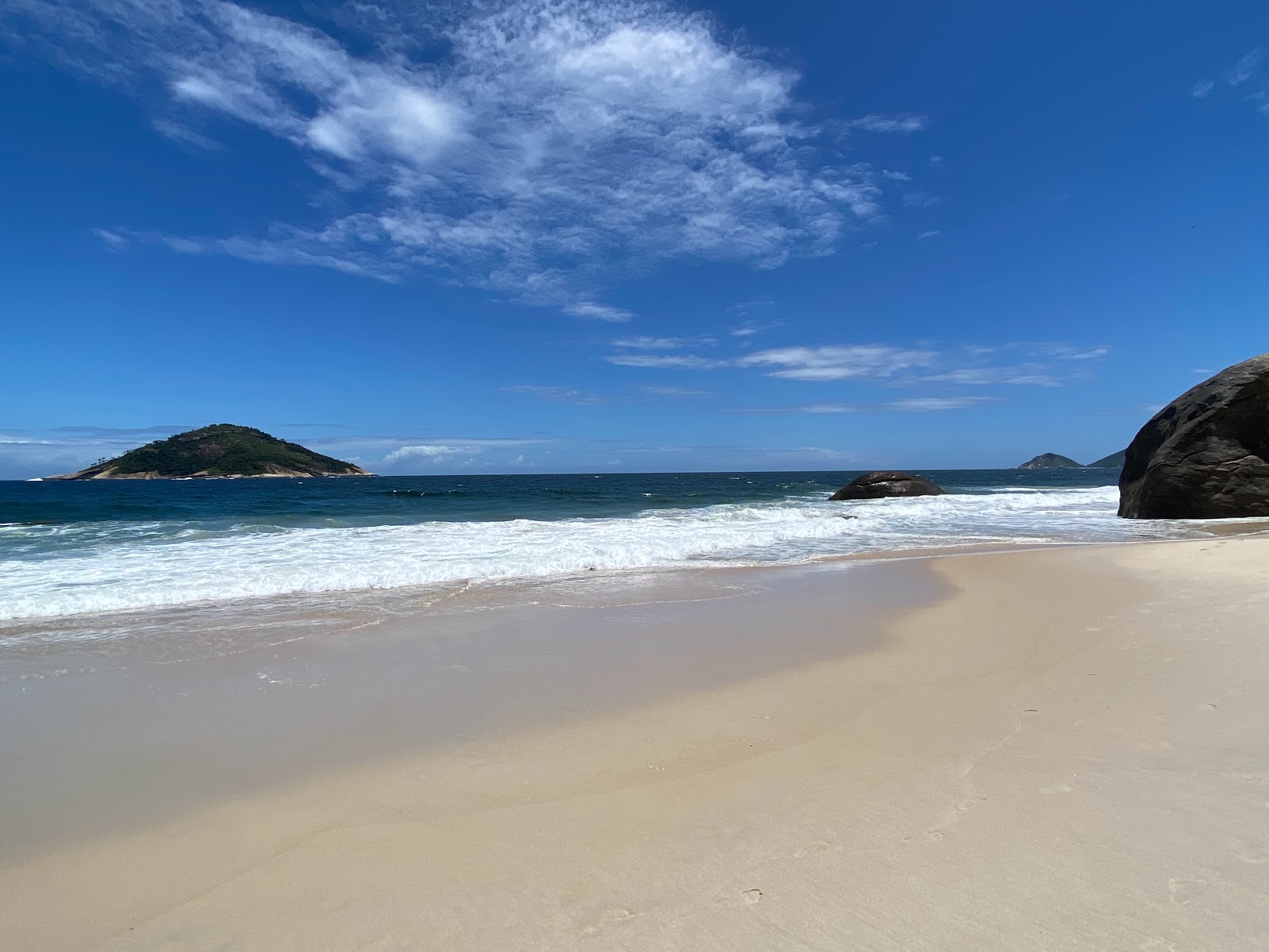 Foto von Abrico Strand umgeben von Bergen