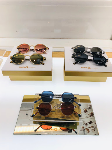 Stores to buy women's sunglasses Barcelona