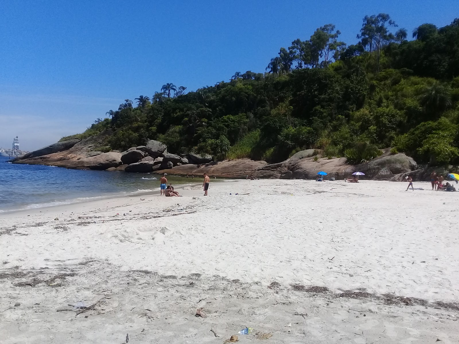 Foto di Praia de Adao con una superficie del sabbia beige fine
