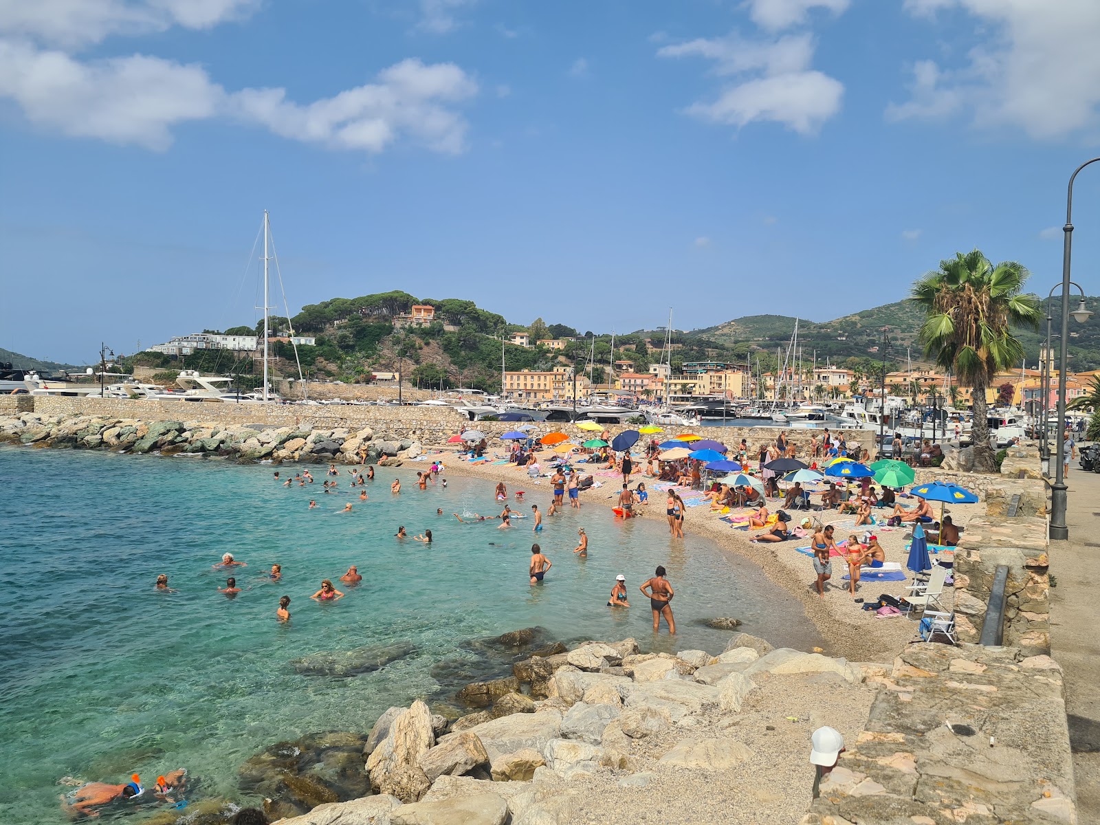 Foto von Spiaggia della Pianotta mit feiner heller kies Oberfläche
