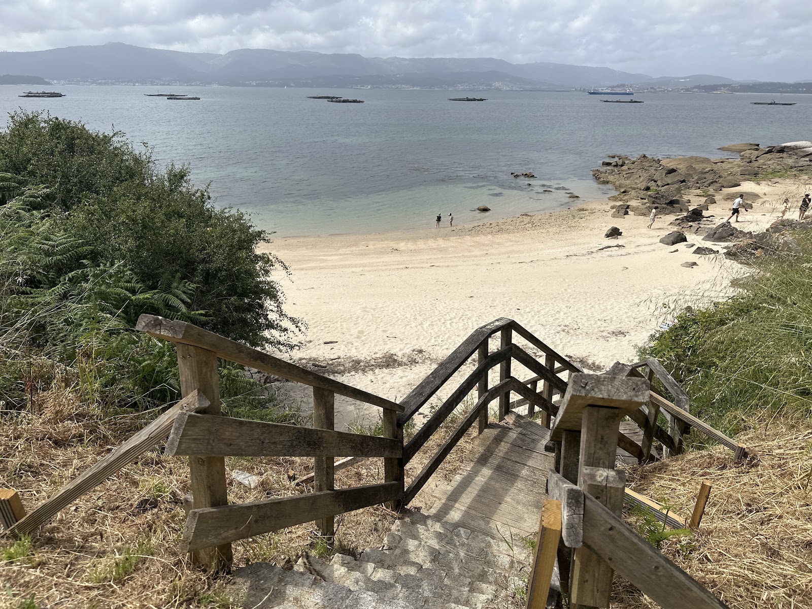 Praia do Naso'in fotoğrafı geniş bir kıyı şeridi ile birlikte