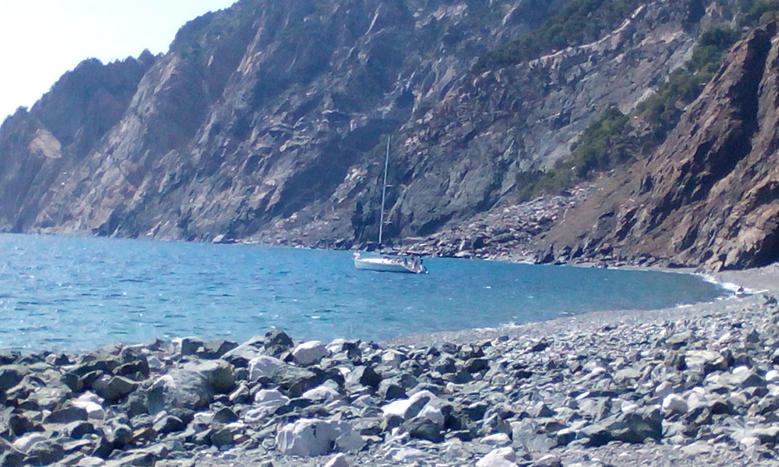 Fotografie cu Glass beach cu o suprafață de apa pură turcoaz