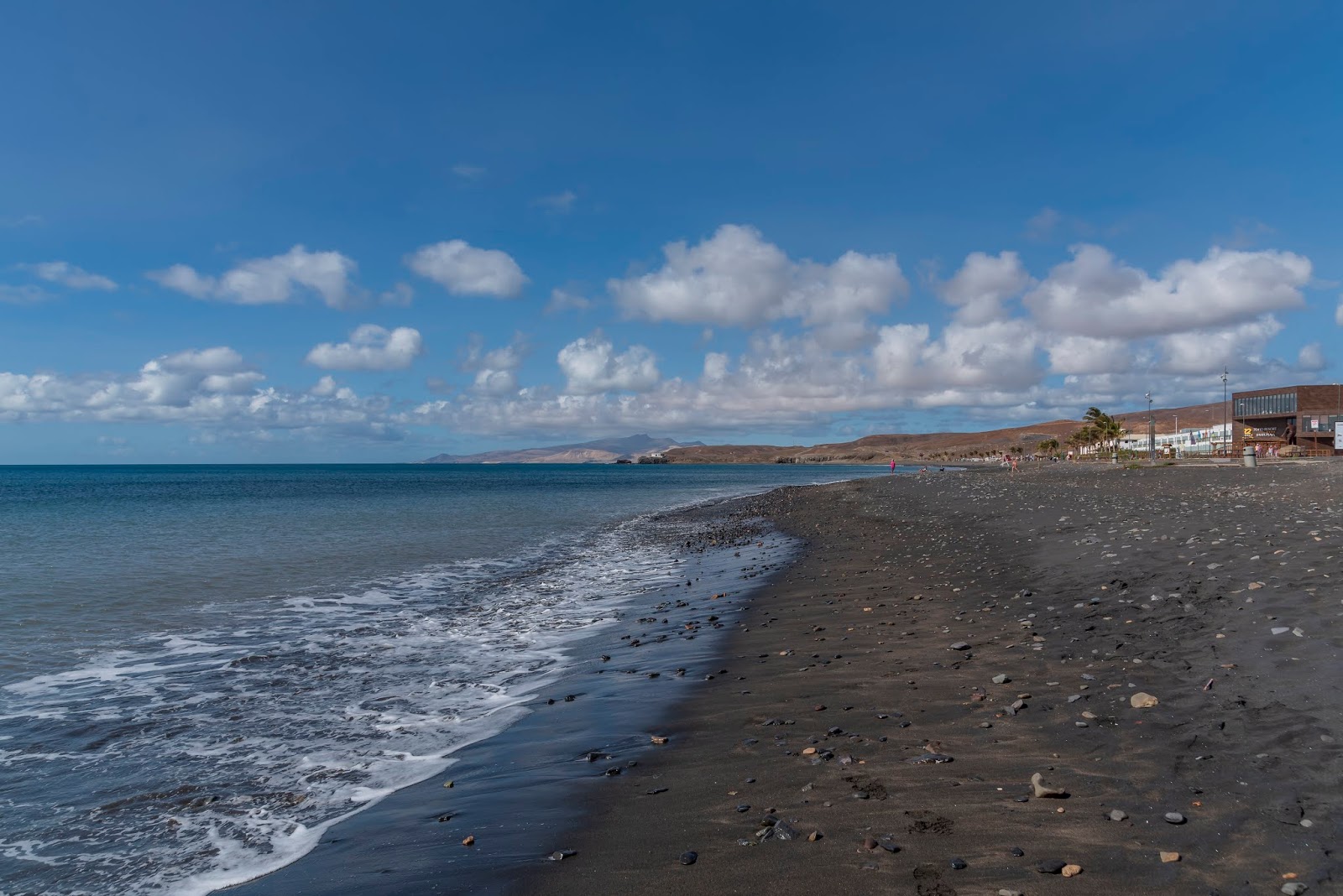 Foto de Playa negra Tarajalejo com baía espaçosa