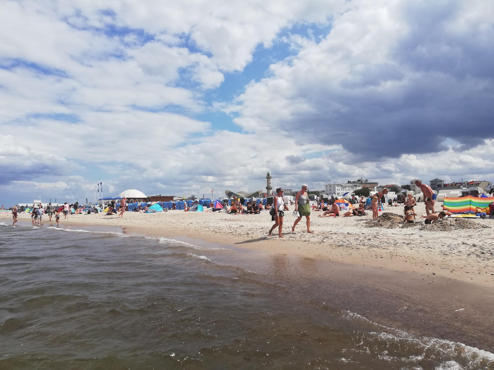 Warnemünde Plajı'in fotoğrafı - rahatlamayı sevenler arasında popüler bir yer