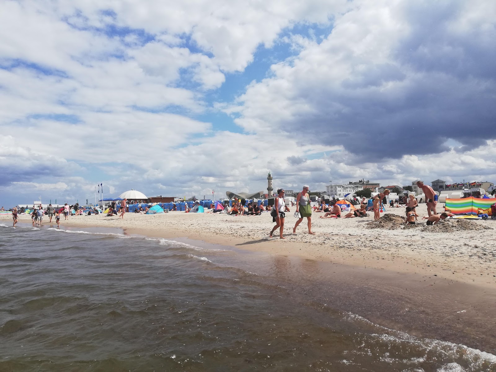 Φωτογραφία του Παραλία Warnemünde - συνιστάται για οικογένειες που ταξιδεύουν με παιδιά