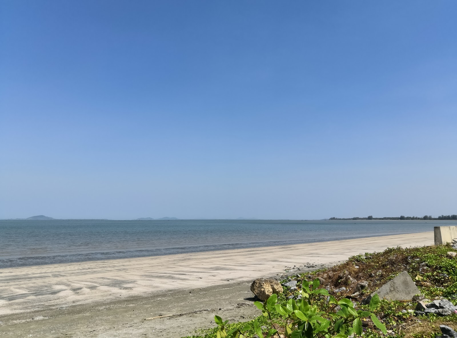 Foto de Rawai Beach Satoon con arena beige superficie