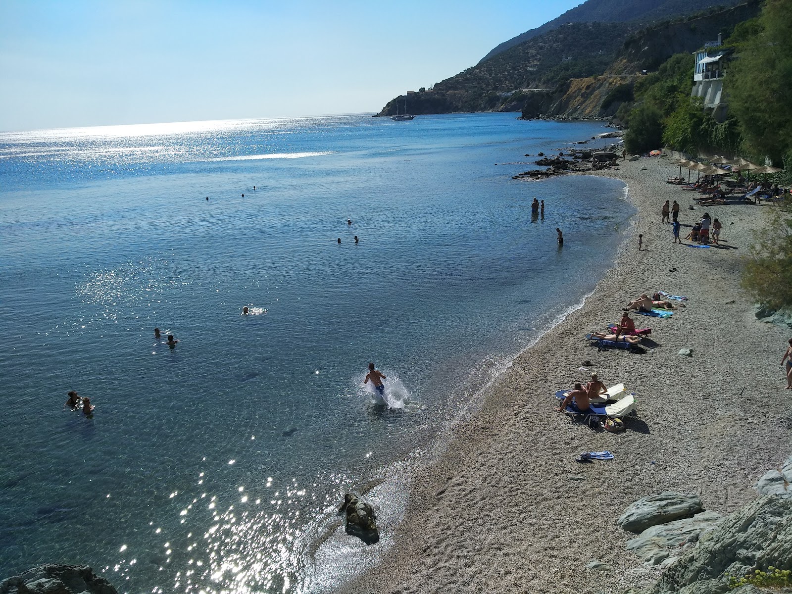 Fotografie cu Ammoudeli beach parțial zona hotelieră