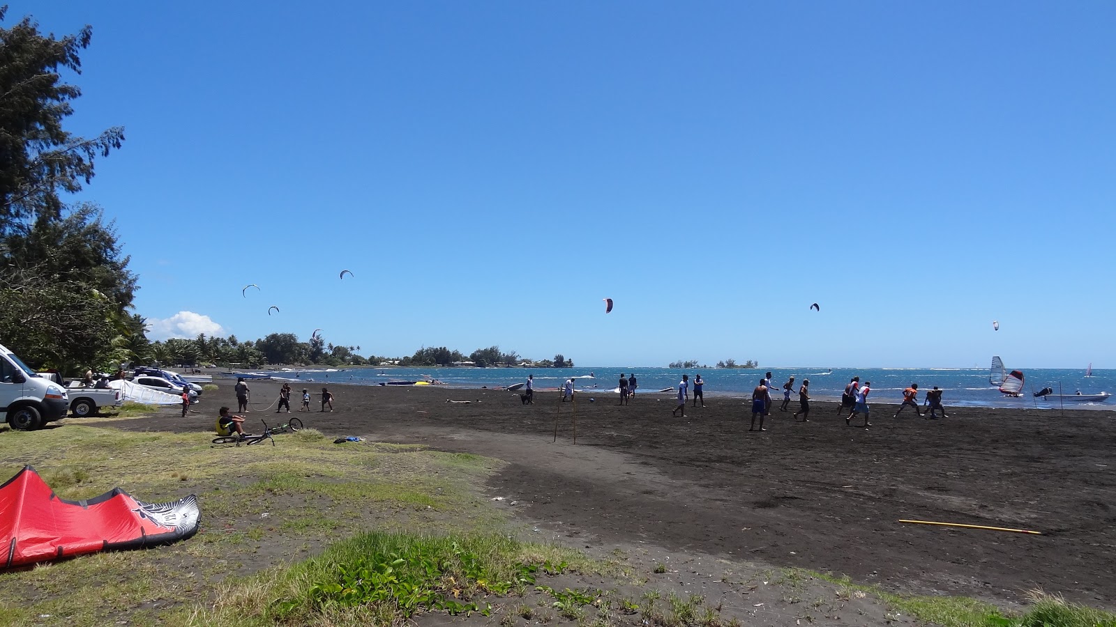 Photo de Hitimahana Beach avec sable noir de surface