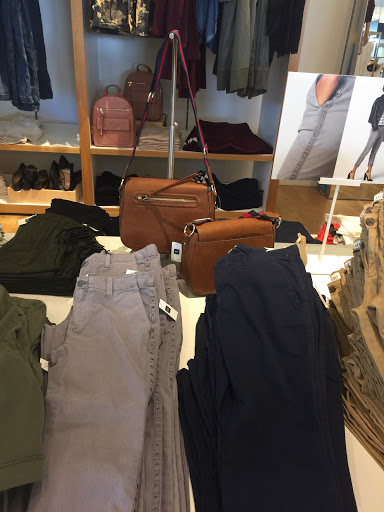 Clothing Store «Gap Outlet», reviews and photos, 12801 W Sunrise Blvd, Sunrise, FL 33323, USA