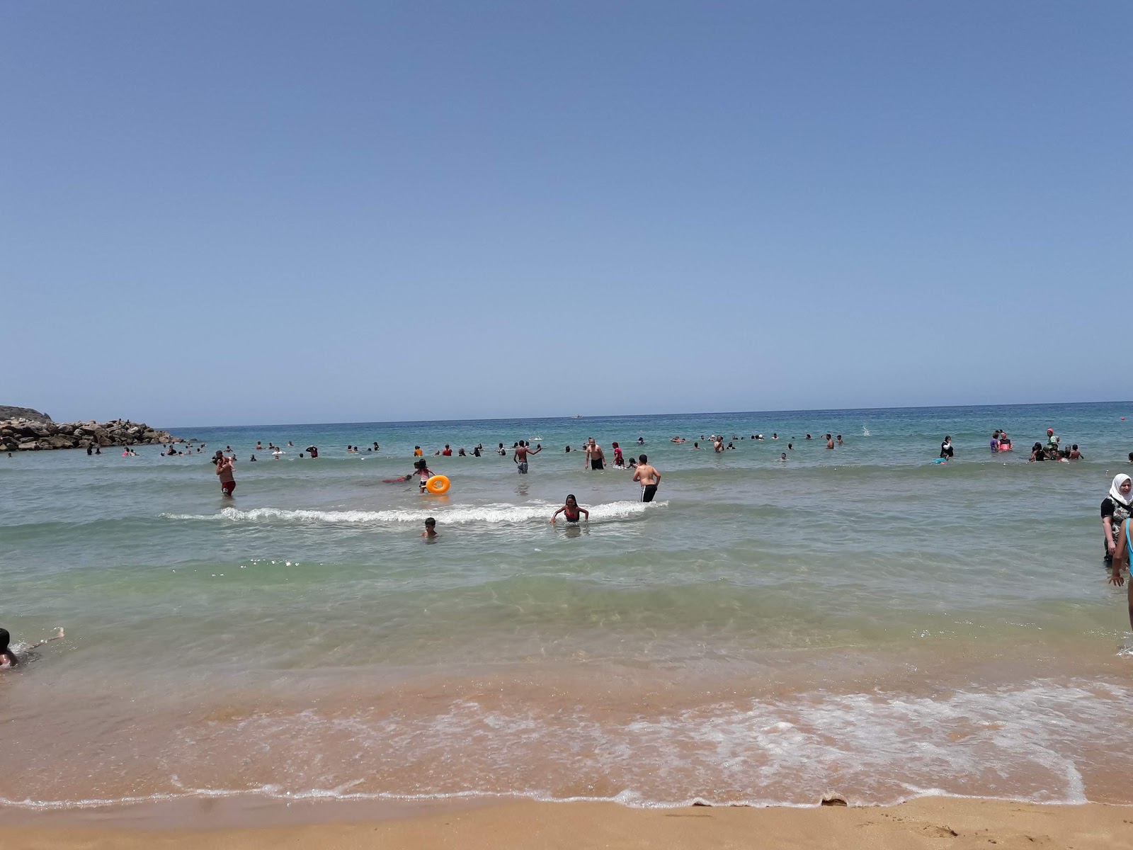 Plage Bouzedjar'in fotoğrafı - rahatlamayı sevenler arasında popüler bir yer