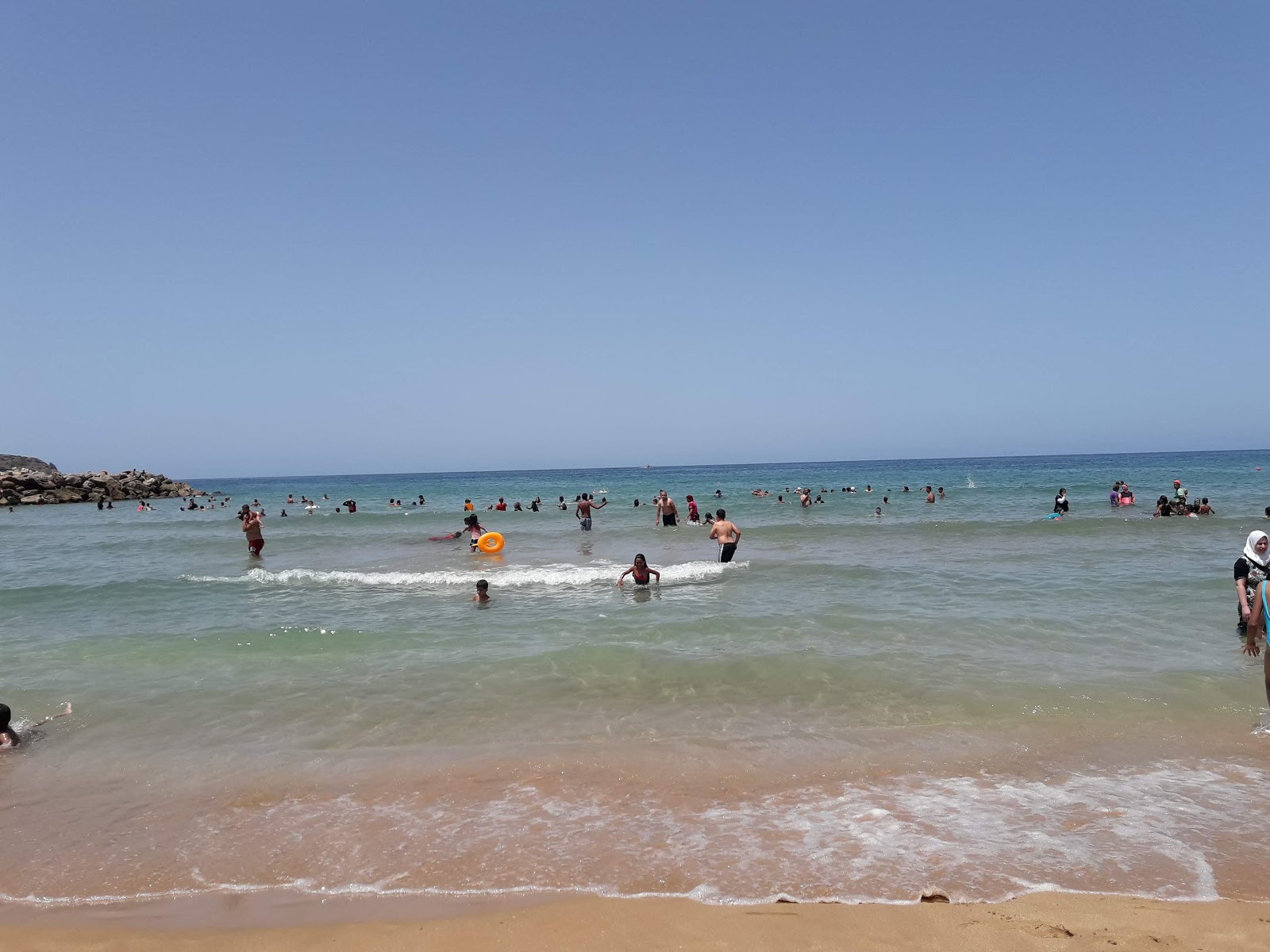 Photo de Plage Bouzedjar protégé par des falaises