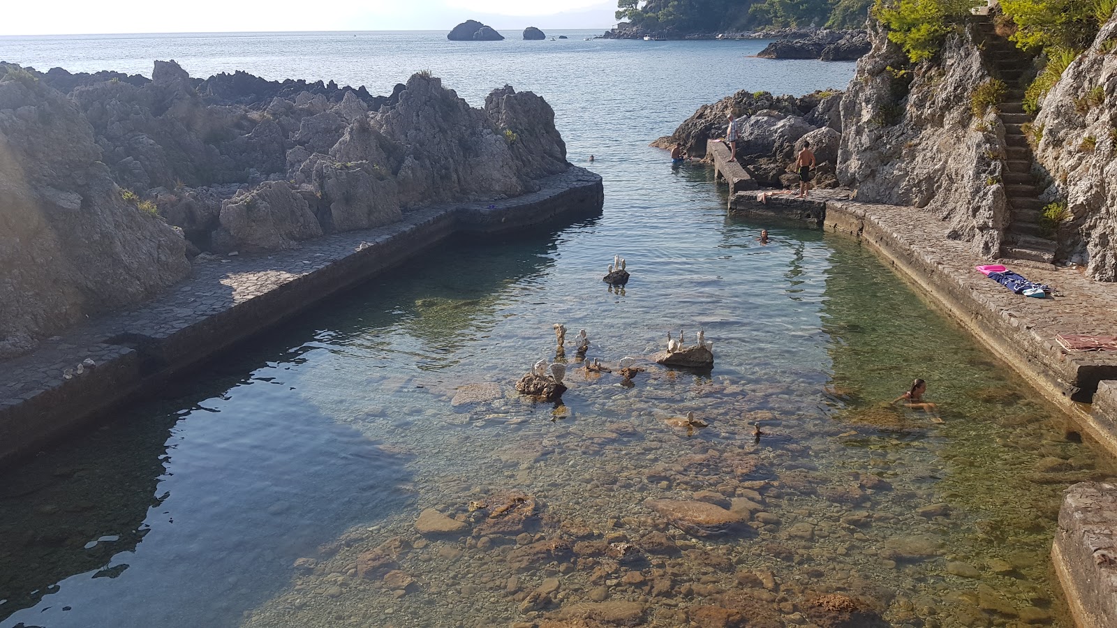 Foto di Mare Morto Beach con una superficie del superficie in cemento pavimentata