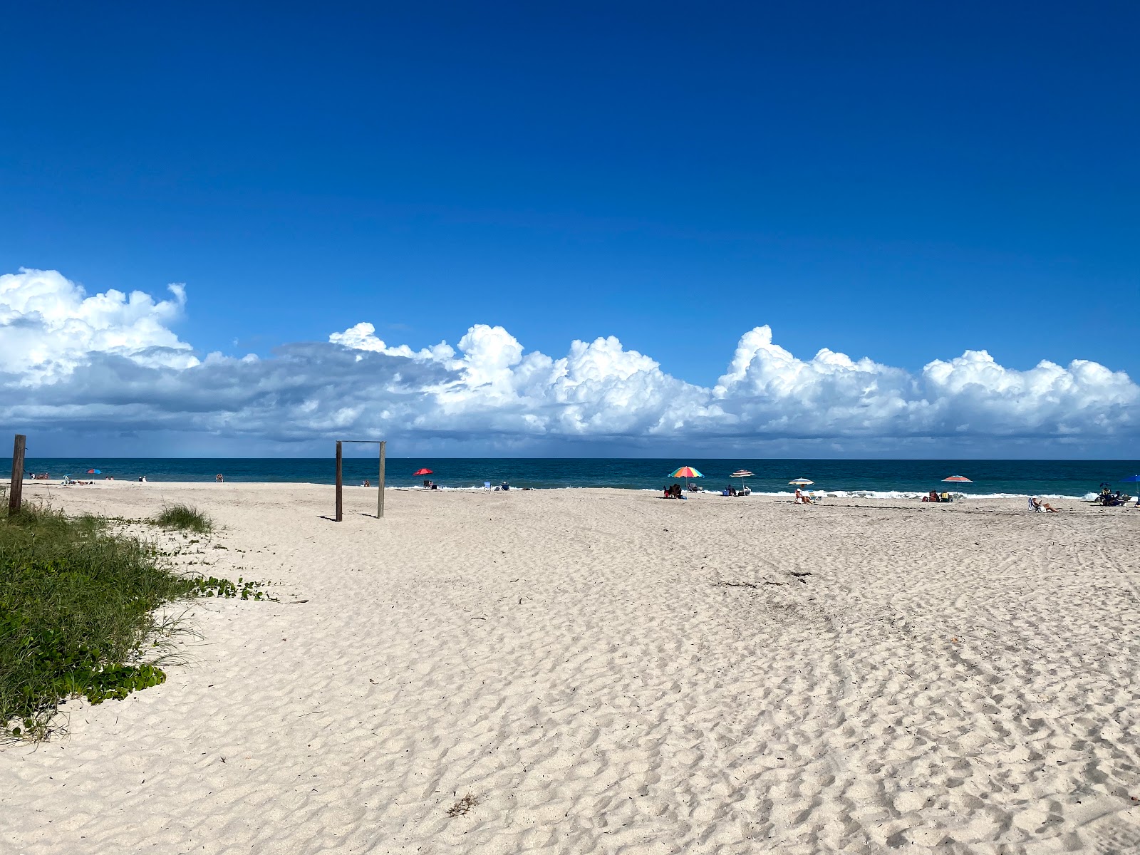Foto di South beach con una superficie del sabbia beige