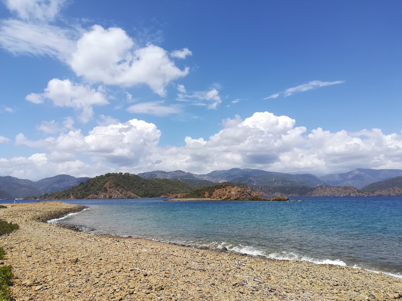 Fotografie cu Emir Vargun cu o linie de coastă dreaptă