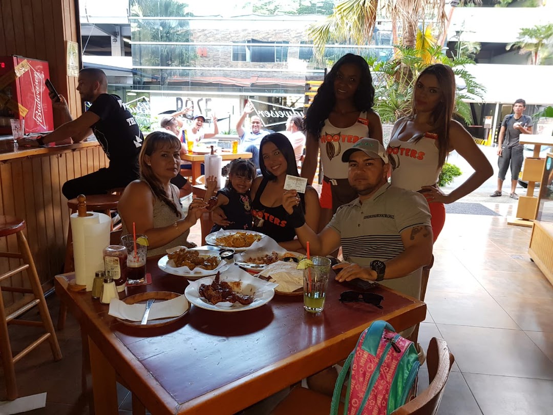 Hooters Medellín