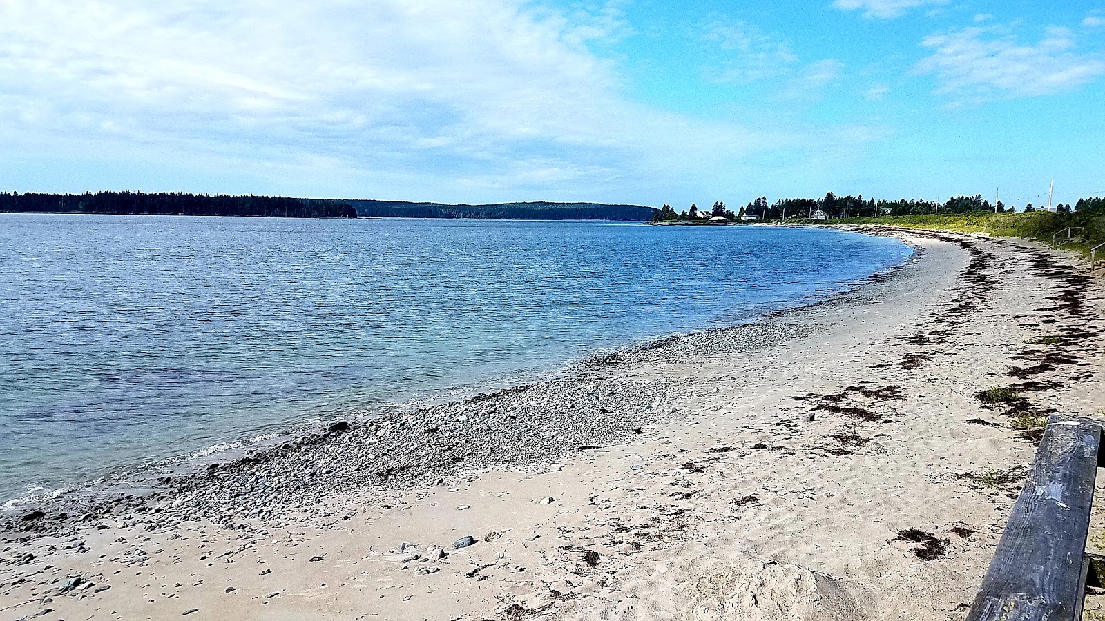 Foto de Roque Bluffs beach com linha costeira longa e reta