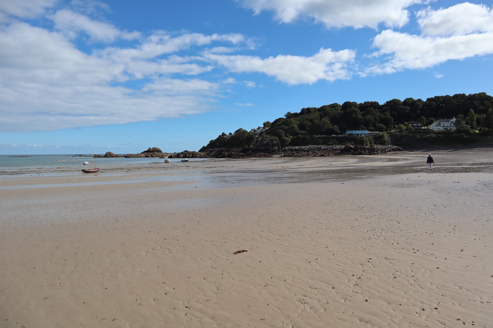 Foto van Anne Beach omringd door bergen