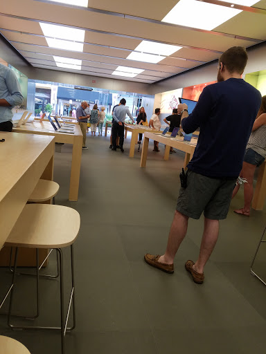 Computer Store «Apple Reston», reviews and photos, 11949 Market St, Reston, VA 20190, USA