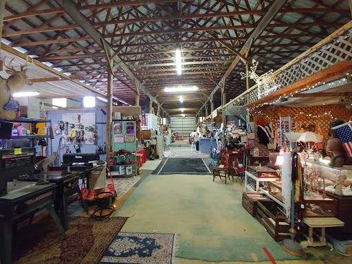 Flea Market «Red Barn Flea Market Auction», reviews and photos, 3381 Kings Hwy, Colonial Beach, VA 22443, USA