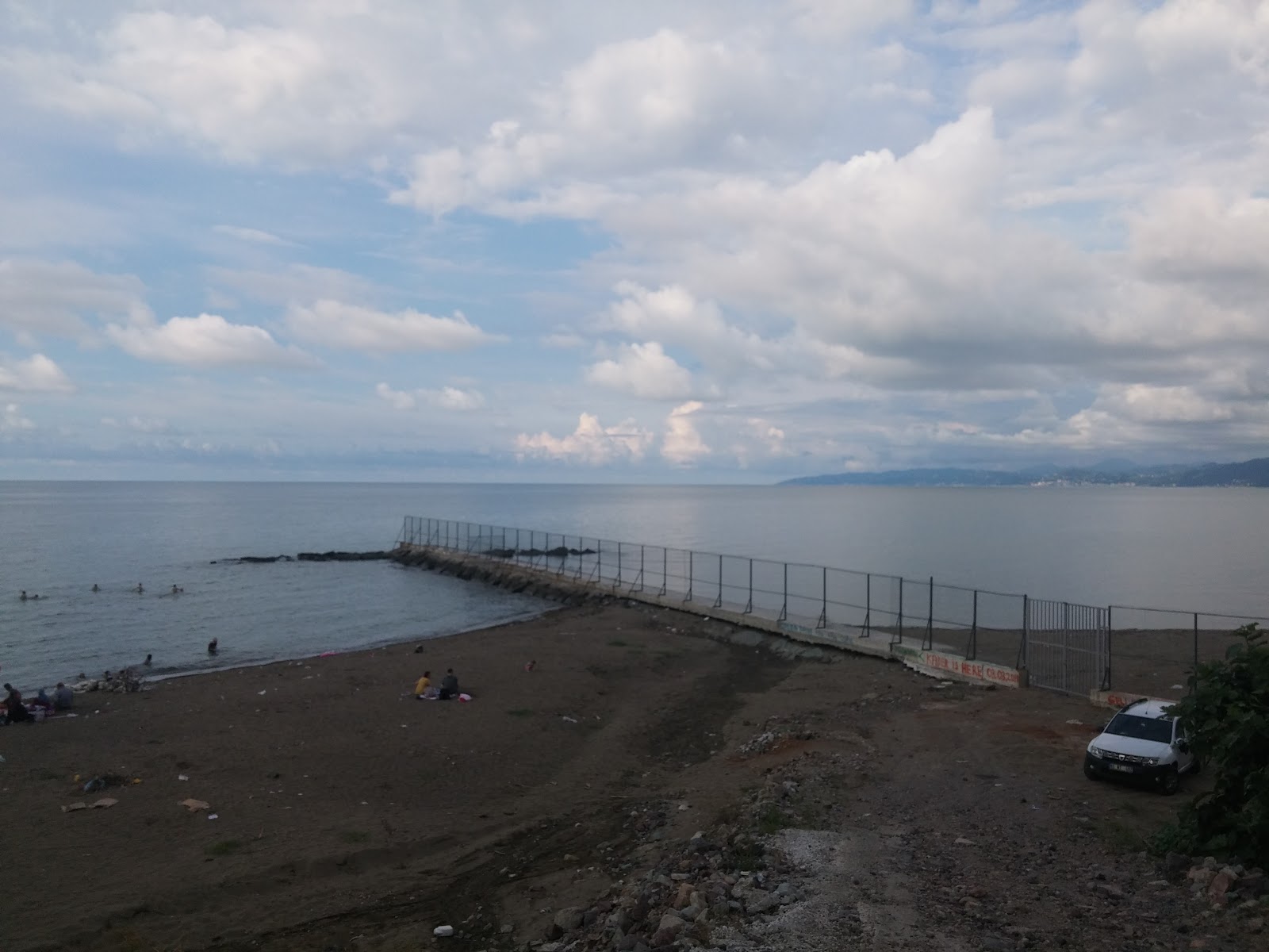 Surmene Voha Beach'in fotoğrafı uçurumlarla desteklenmiş