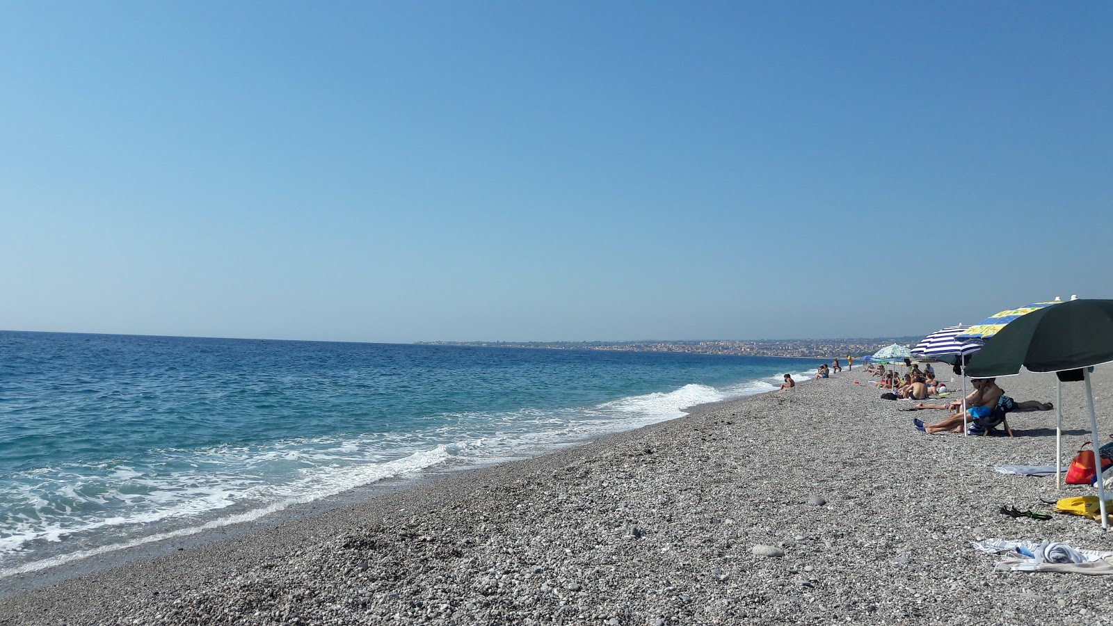 Foto von Spiaggia Fondachello mit feiner grauer kies Oberfläche