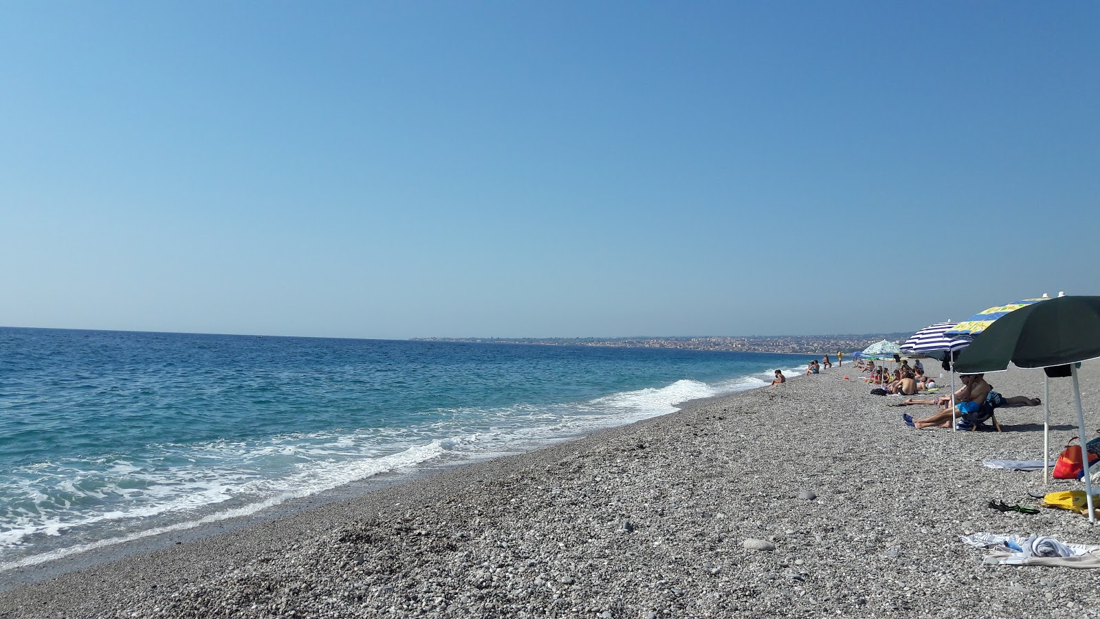 Zdjęcie Spiaggia Fondachello z powierzchnią małe szare kamyczki