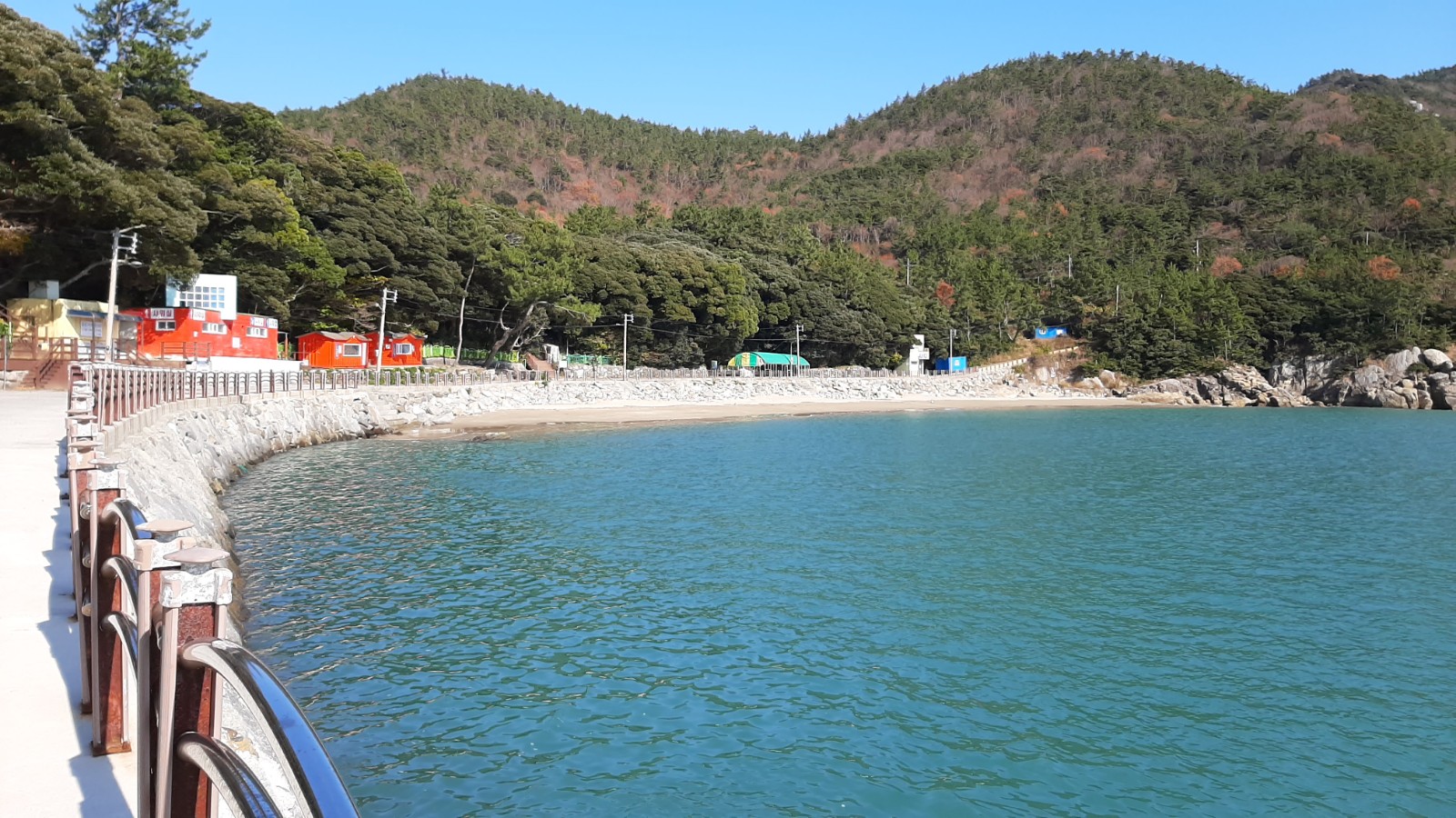 Photo de Gasa Camellia Forest Beach protégé par des falaises