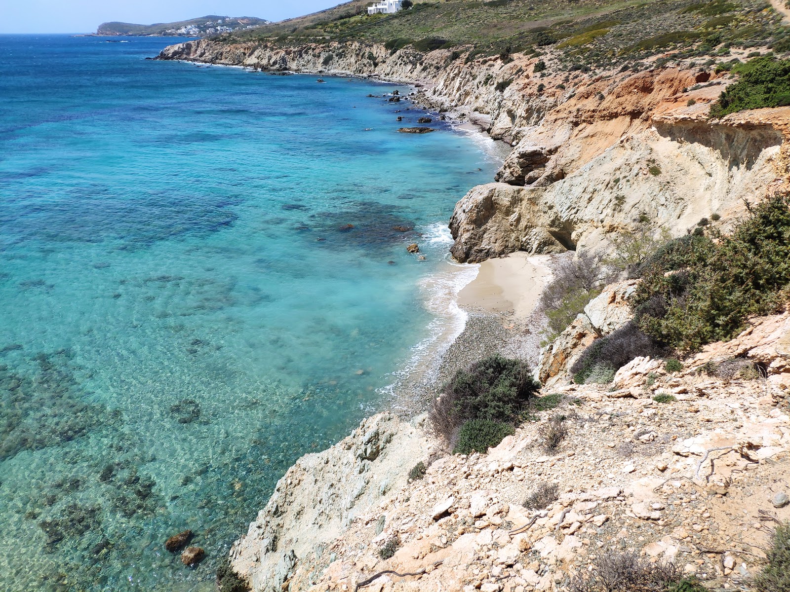 Foto di Paralia Fokiotripes con una superficie del sabbia beige e ciottoli