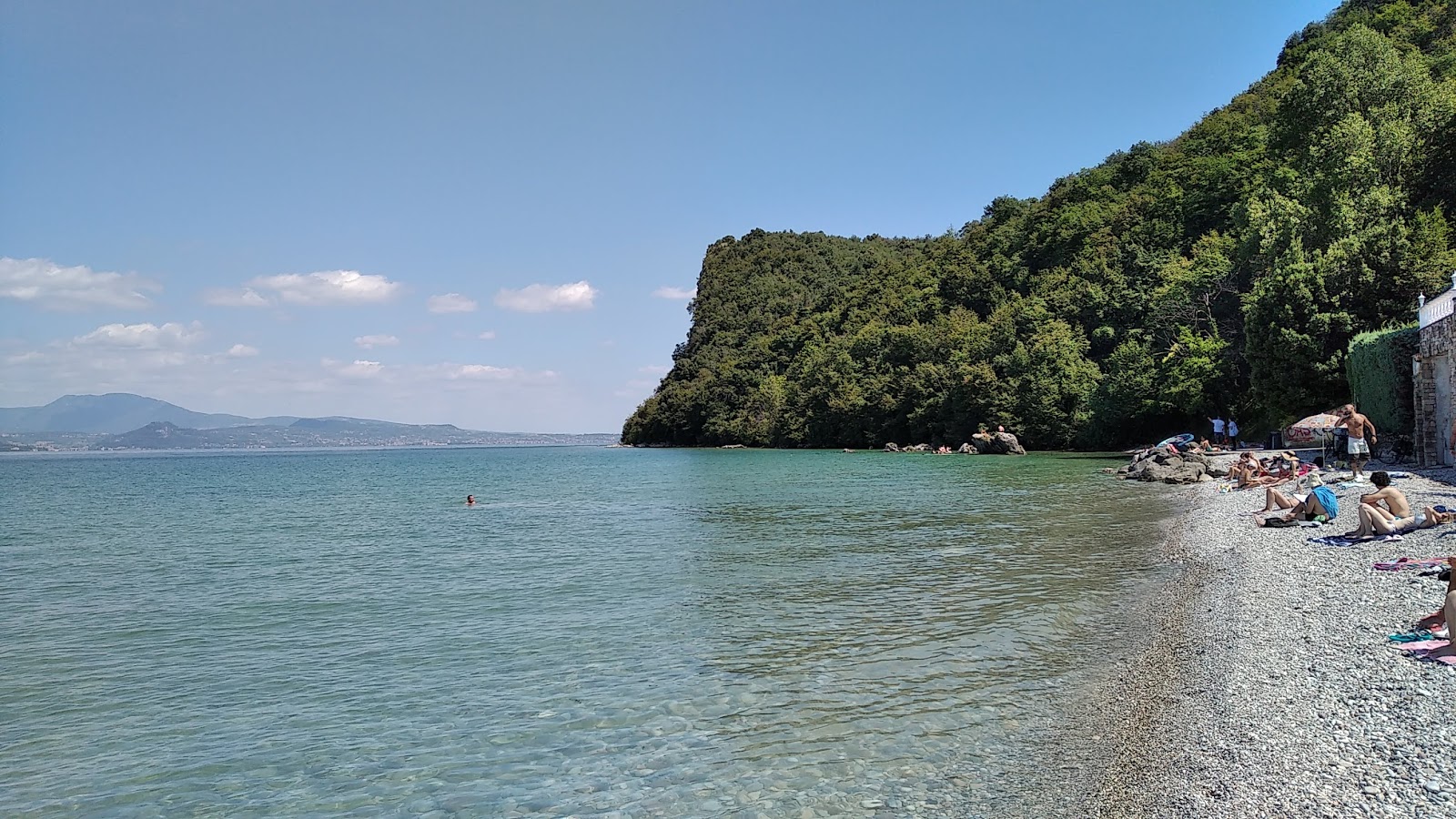 Fotografija Spiaggia Pisenze z sivi kamenček površino