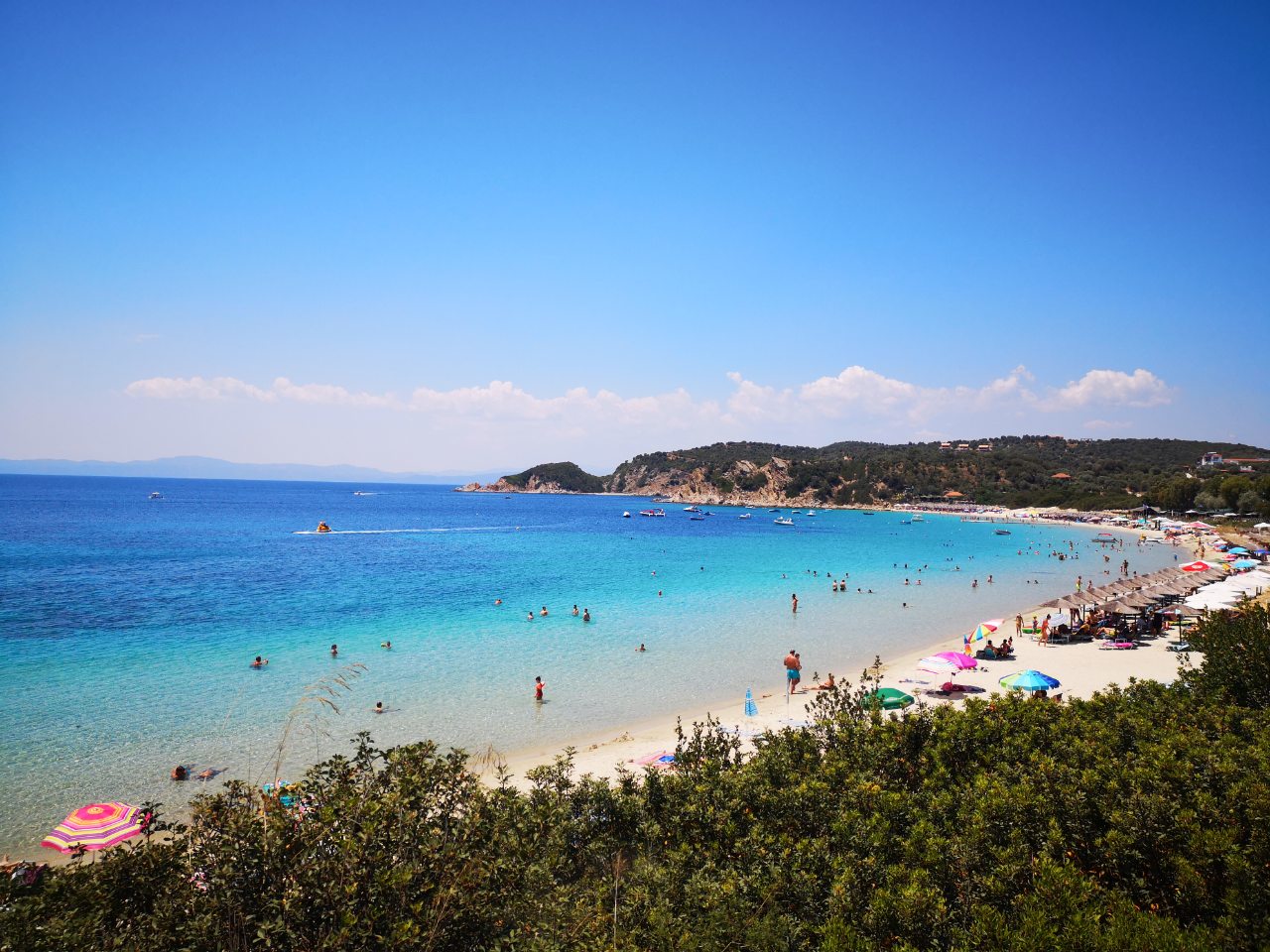 Foto av Alikes Strand beläget i naturområde