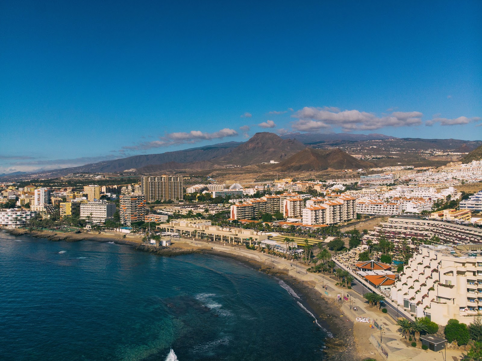 Foto von Playa De Los Tarajales mit geräumige küstenlinie
