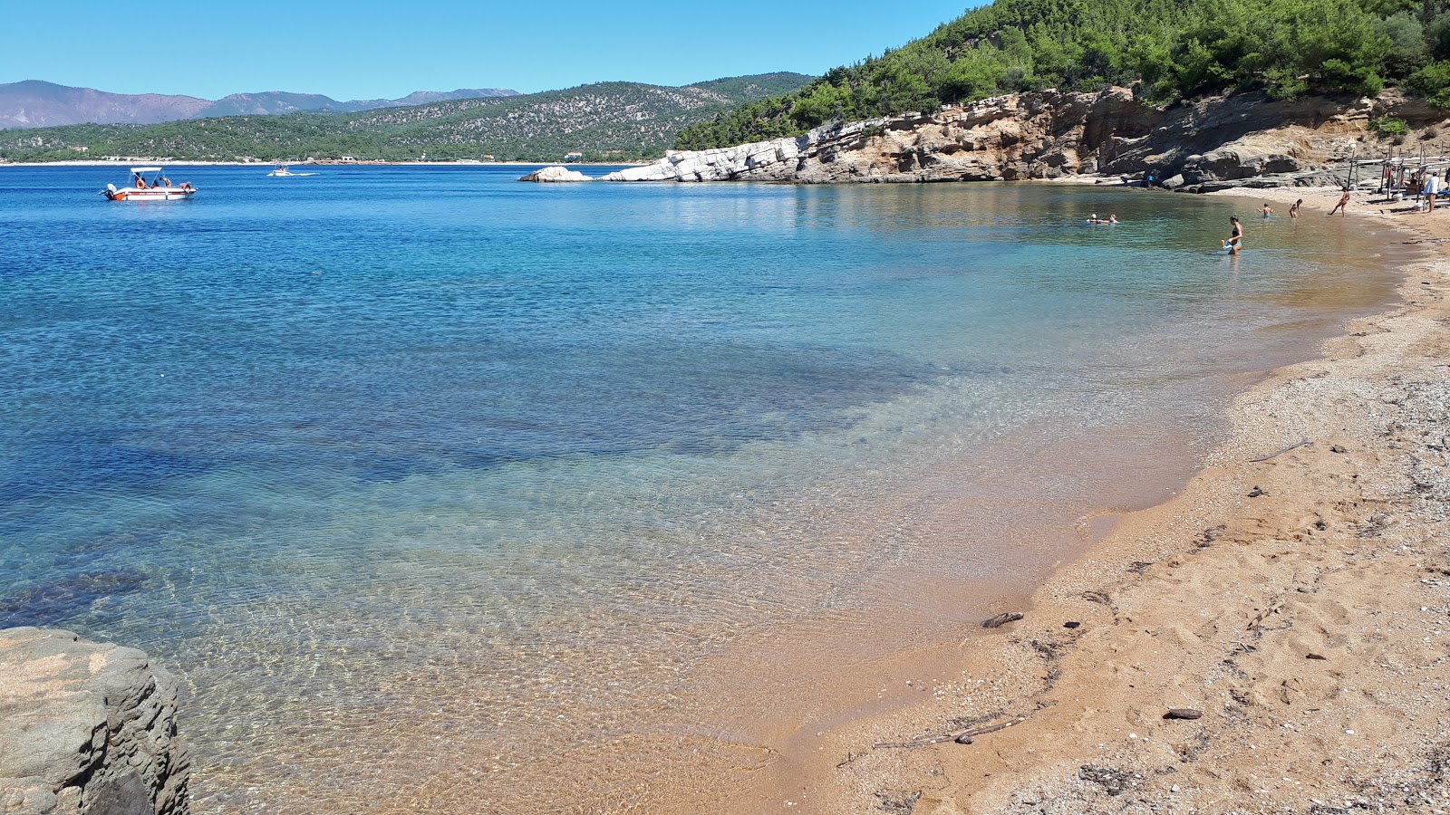 Salonikios beach的照片 带有宽敞的海湾