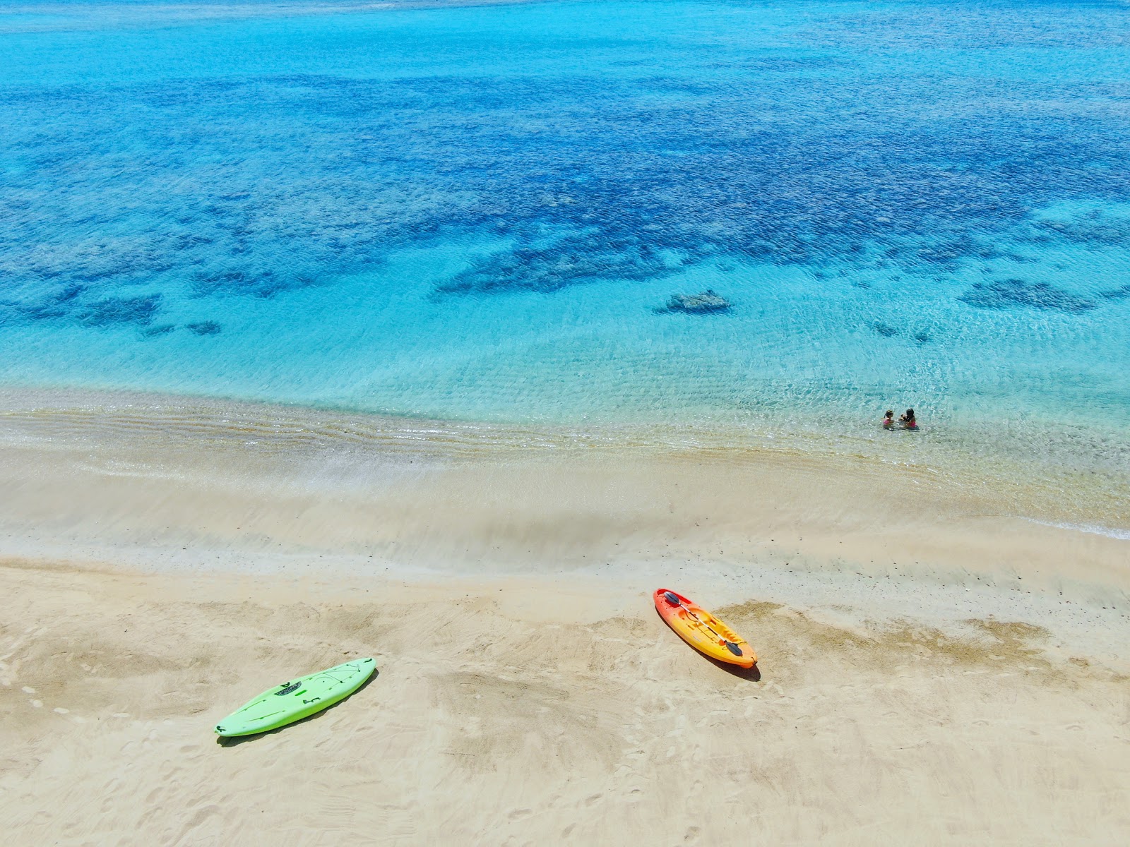 Photo de Plage du Lagon bleu protégé par des falaises