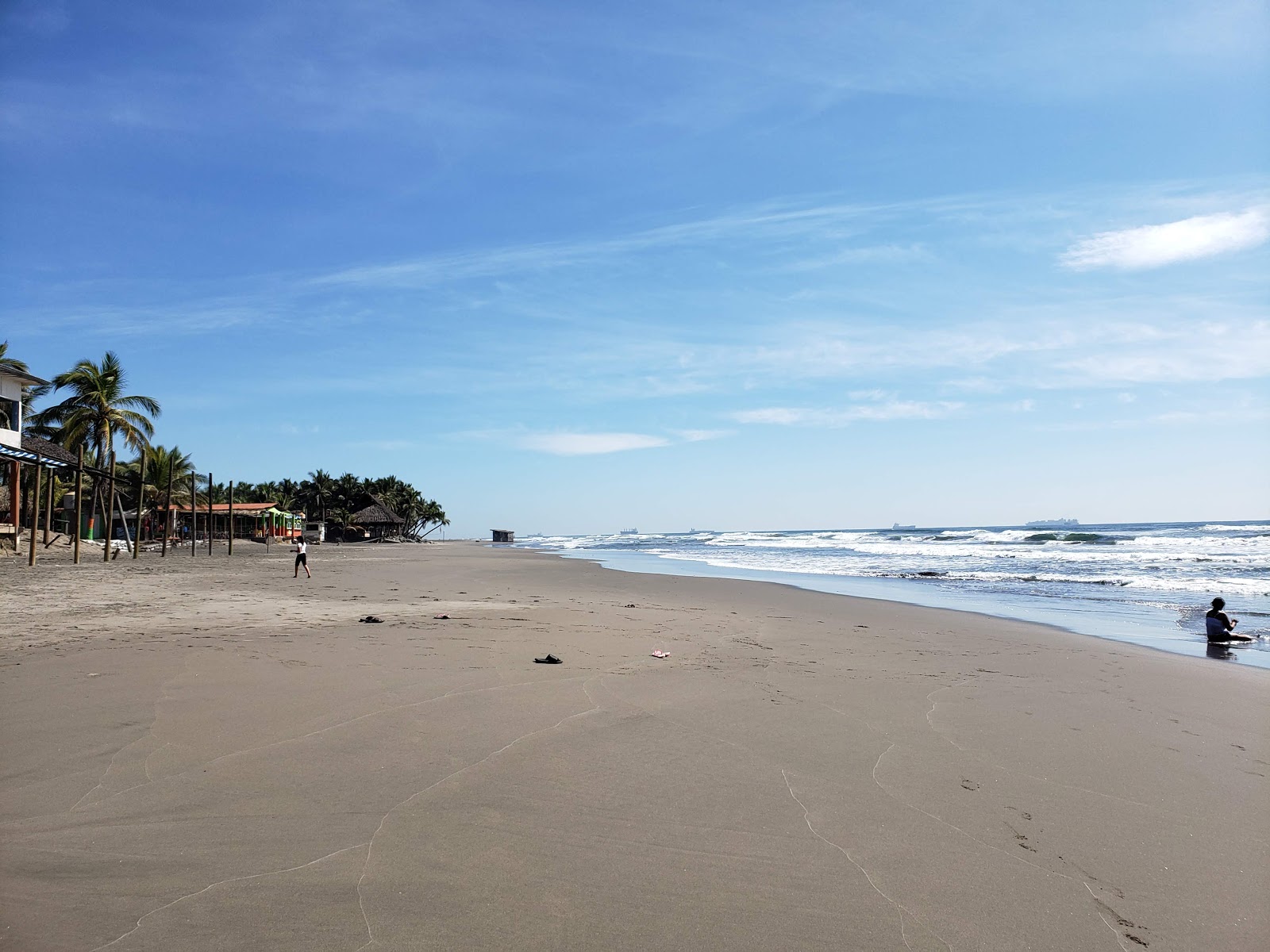 Photo de Playa Erendira avec l'eau cristalline de surface