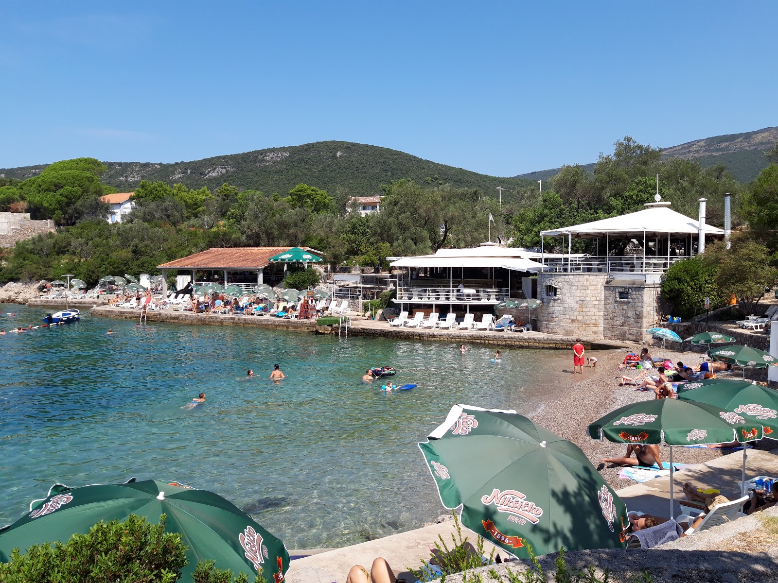 Zdjęcie Mirishta beach z powierzchnią kamienie