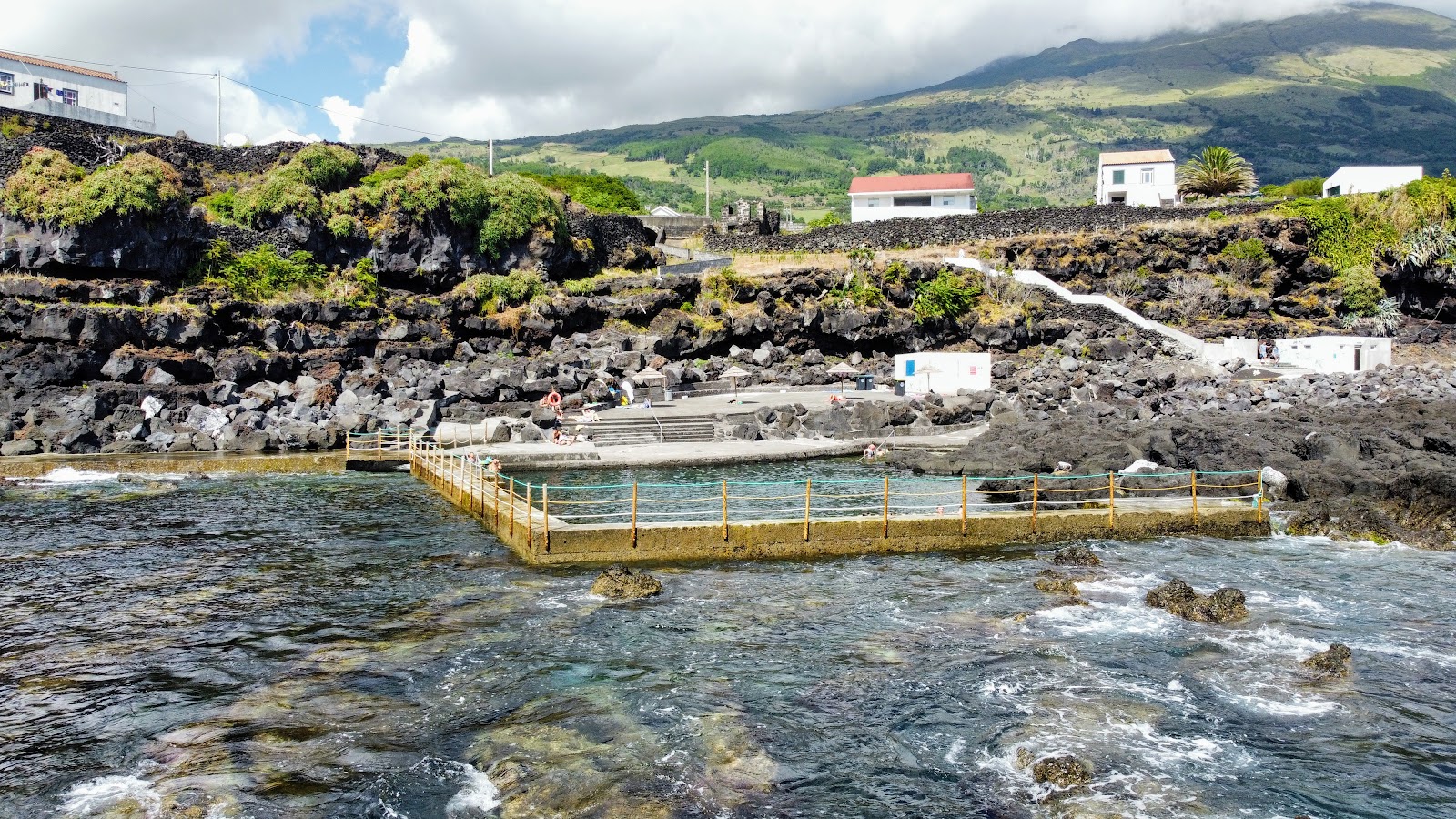 Foto de Piscina de Sao Mateus con una costa recta