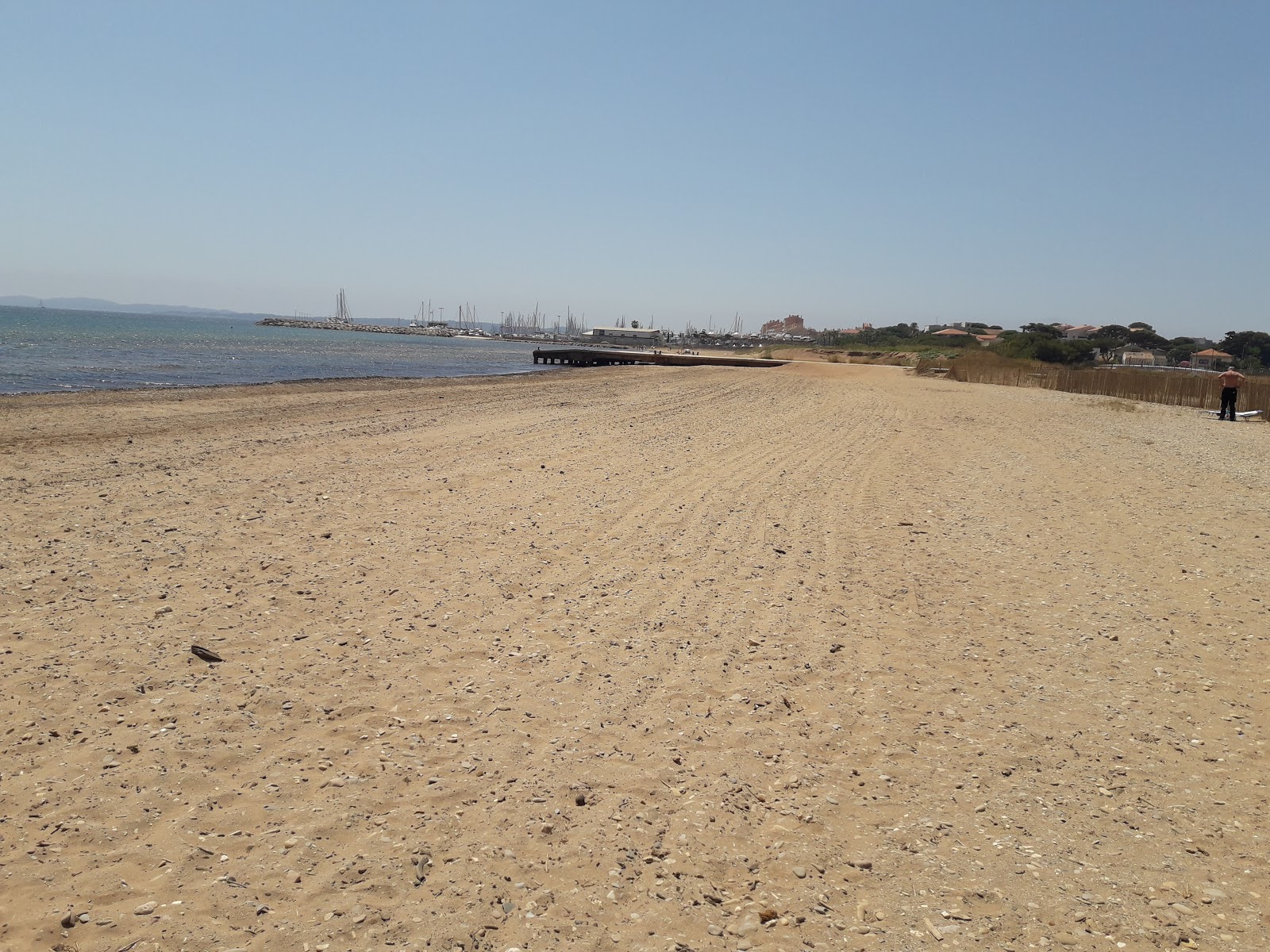 Foto de Belturon beach com meios de comunicação nível de limpeza