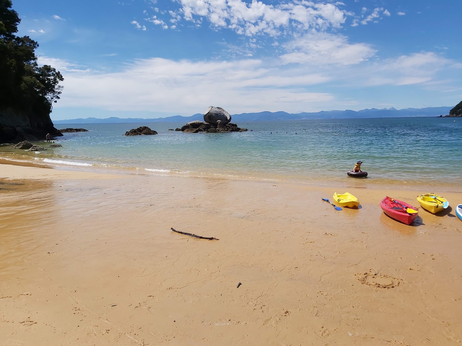 Foto de Split Apple Rock Beach - lugar popular entre os apreciadores de relaxamento