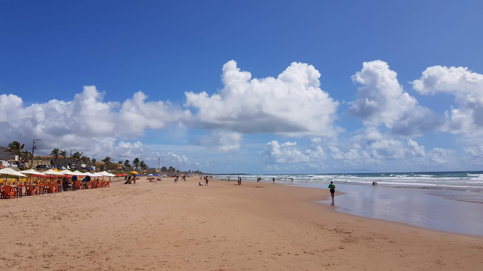 Foto af Praia de Ipitanga med lys sand overflade