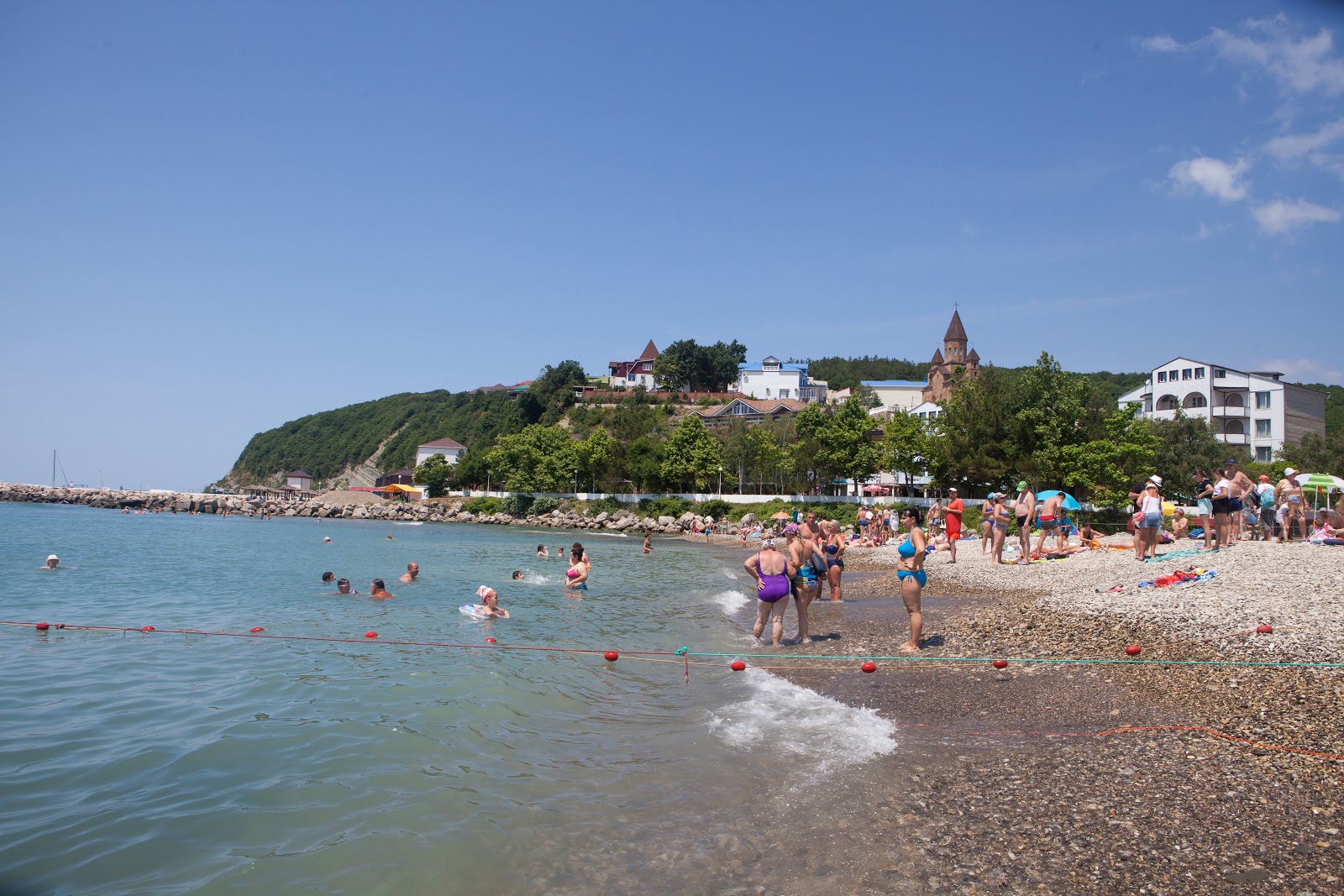 Foto von Novomikhailovskii beach mit graue kiesel Oberfläche