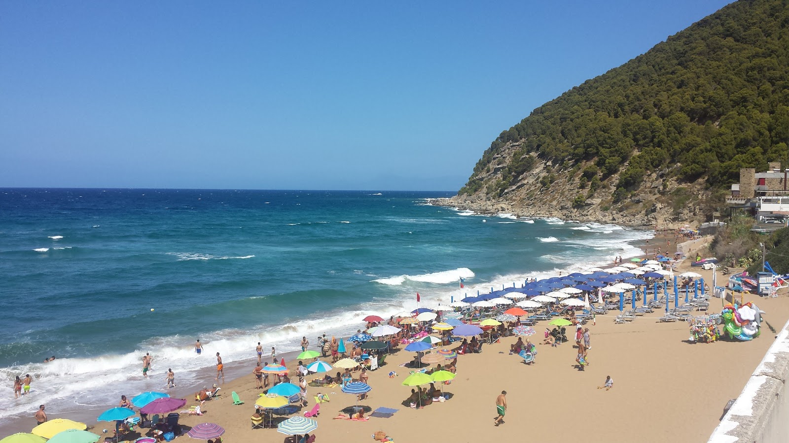 Fotografie cu Spiaggia dei Trezeni
 zona parțial reamenajată