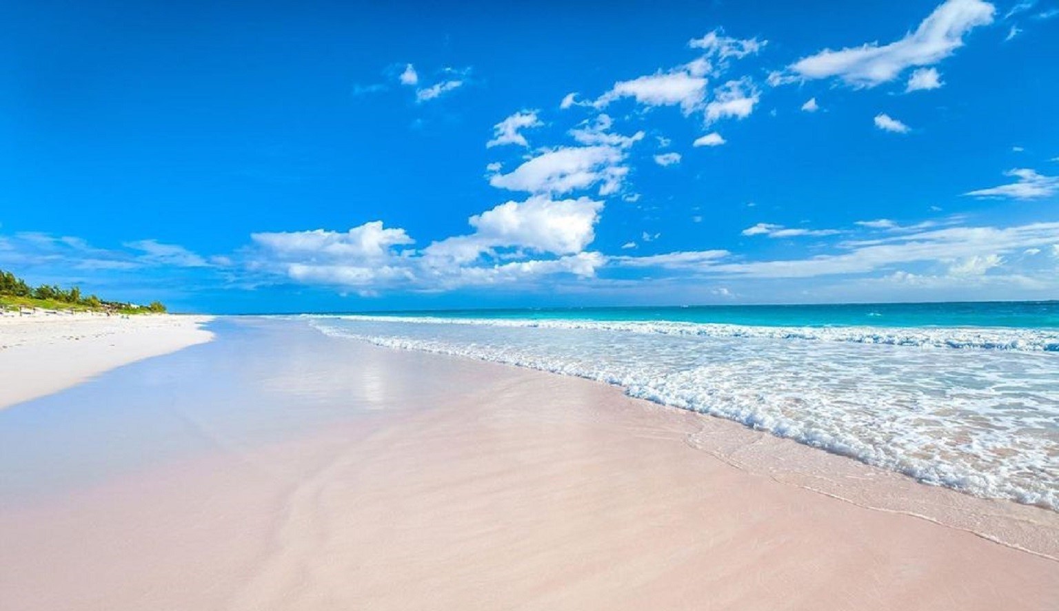 Foto di Spiaggia delle sabbie rosa e l'insediamento