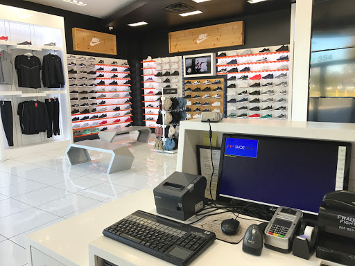 Shoe Store «Shoe Palace», reviews and photos, 554 N Wilson Way, Stockton, CA 95025, USA