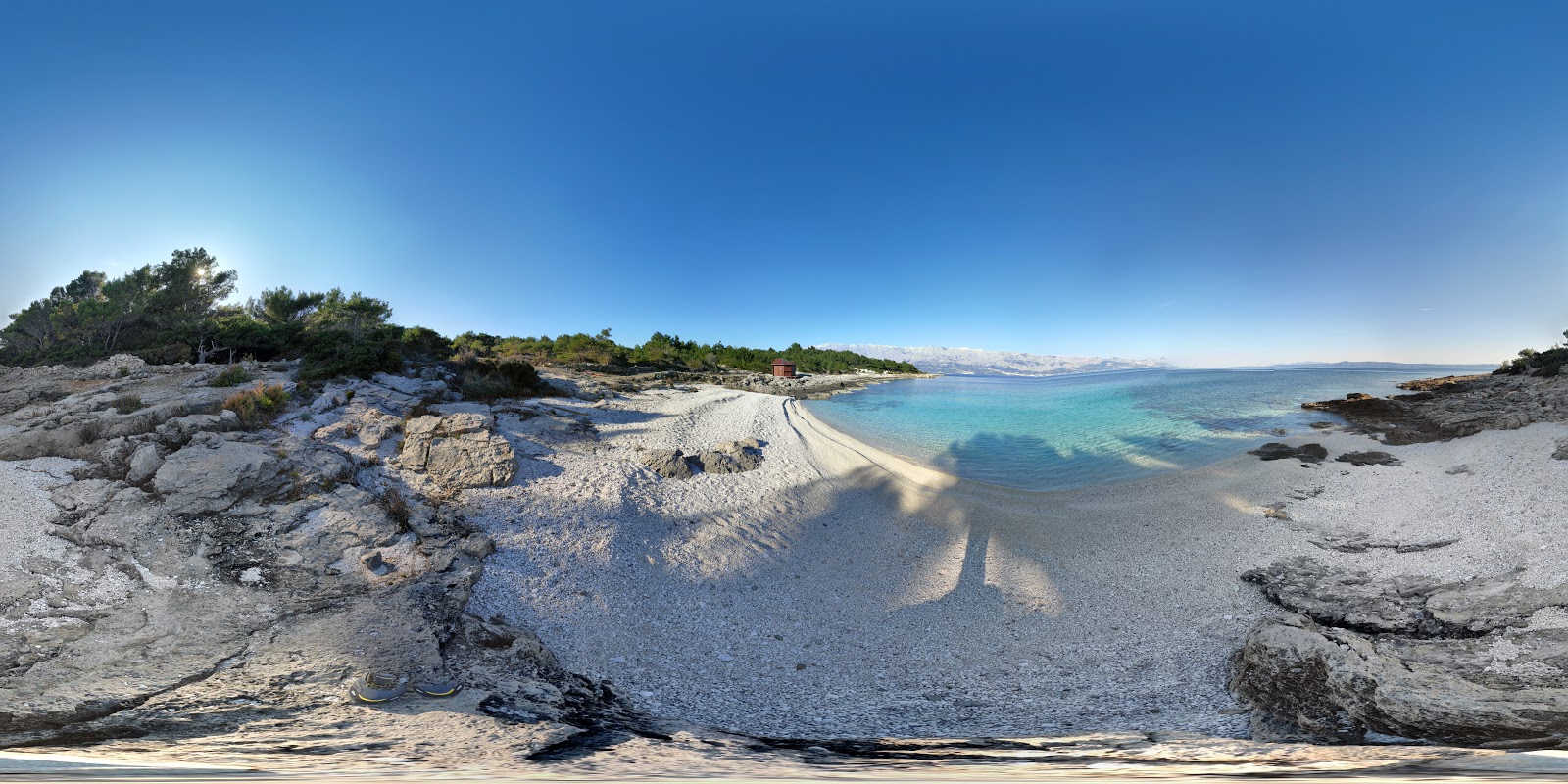 Foto de Sumartin beach com uma linha costeira reta